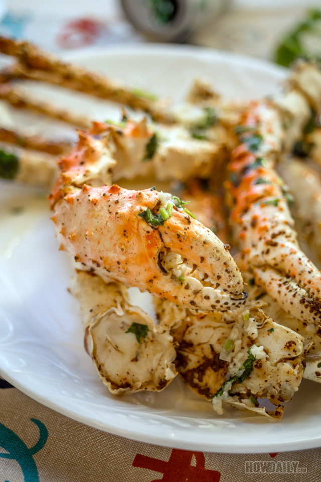Oven Baked Crab Legs and Garlic Butter Dipping Sauce