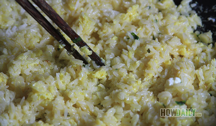 Mix rice with eggs