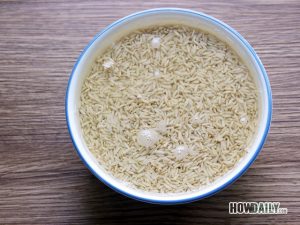 Soaking brown rice