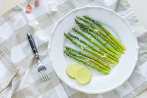 Recipe for oven-roasted asparagus with garlic