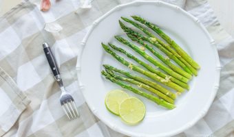 Recipe for oven-roasted asparagus with garlic