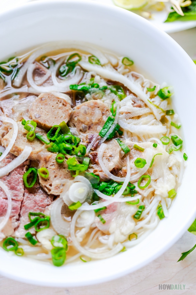 Large bowl Vietnamese beef noodle