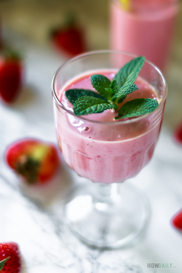 Healthy strawberry banana smoothie without milk