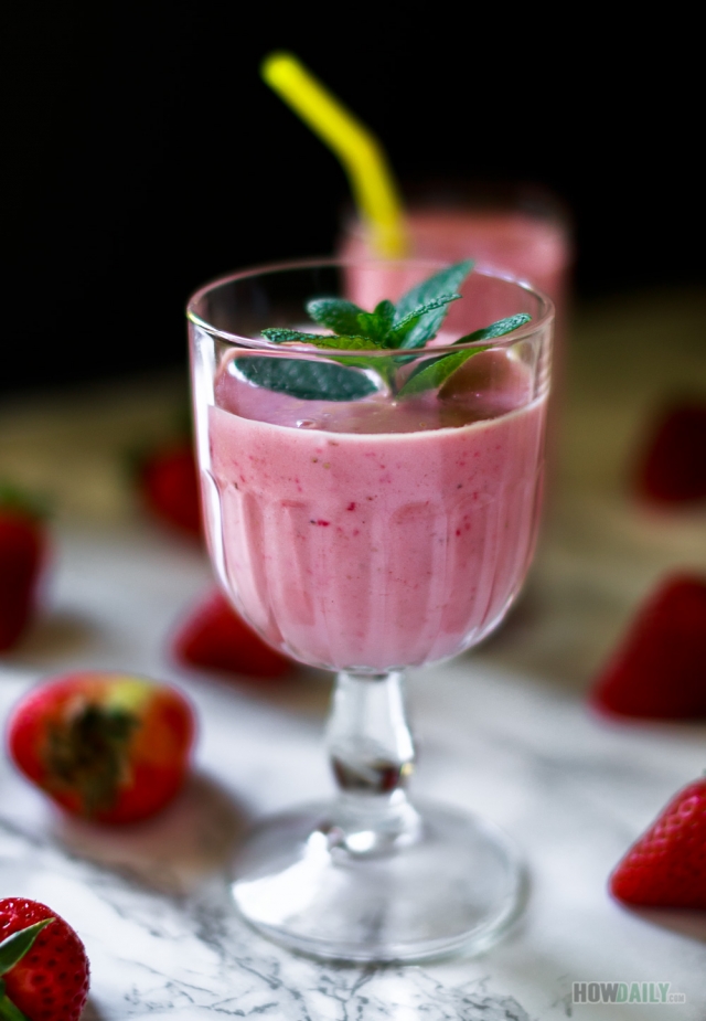 Strawberry Banana Smoothie with Yogurt and Orange Juice Recipe