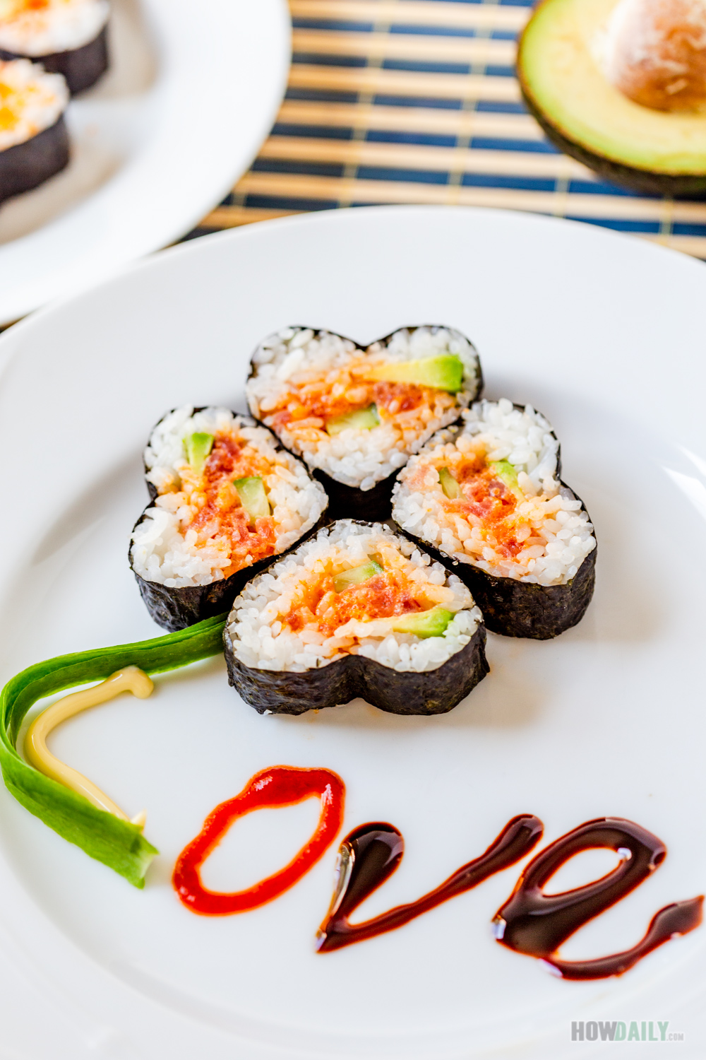https://howdaily.com/wp-content/uploads/2018/04/dynamite-sushi-roll.jpg