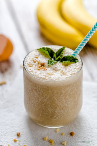 Egg-yolk banana smoothie