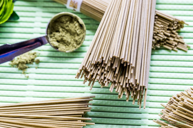 Dried matcha noodles