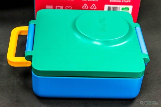 This bento lunch box comes with built-in handle