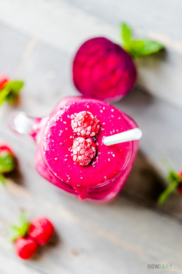 Raspberries and beet smoothie by HowDaily