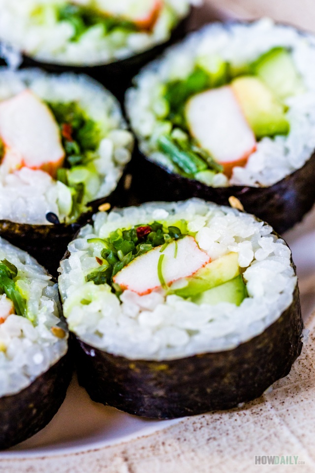 Seaweed salad sushi roll