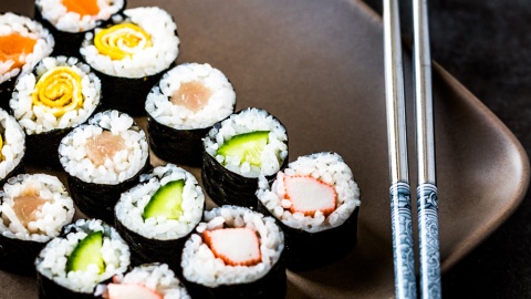 https://howdaily.com/wp-content/uploads/2019/03/hosomaki-sushi-roll-480x270.jpg