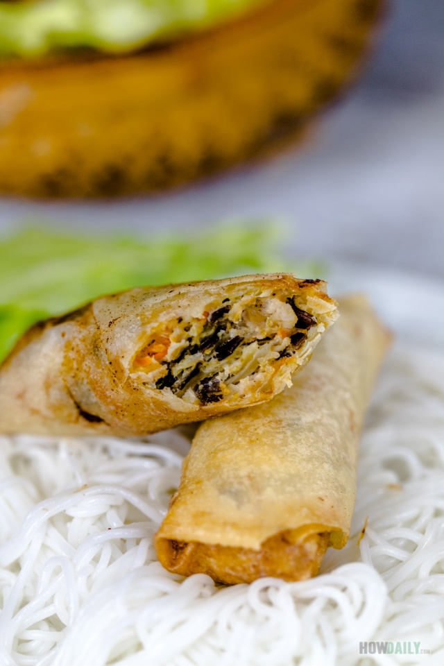 Egg rolls with shrimp and black fungus